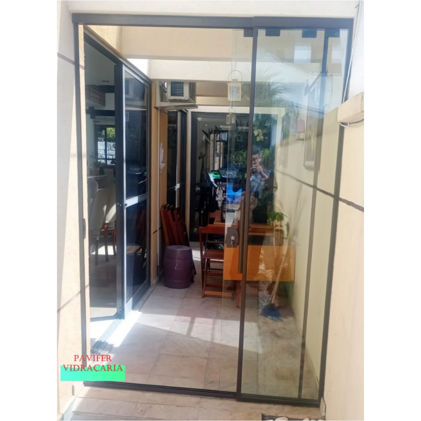 Sacada envidraçada com porta de vidro de correr em apartamento